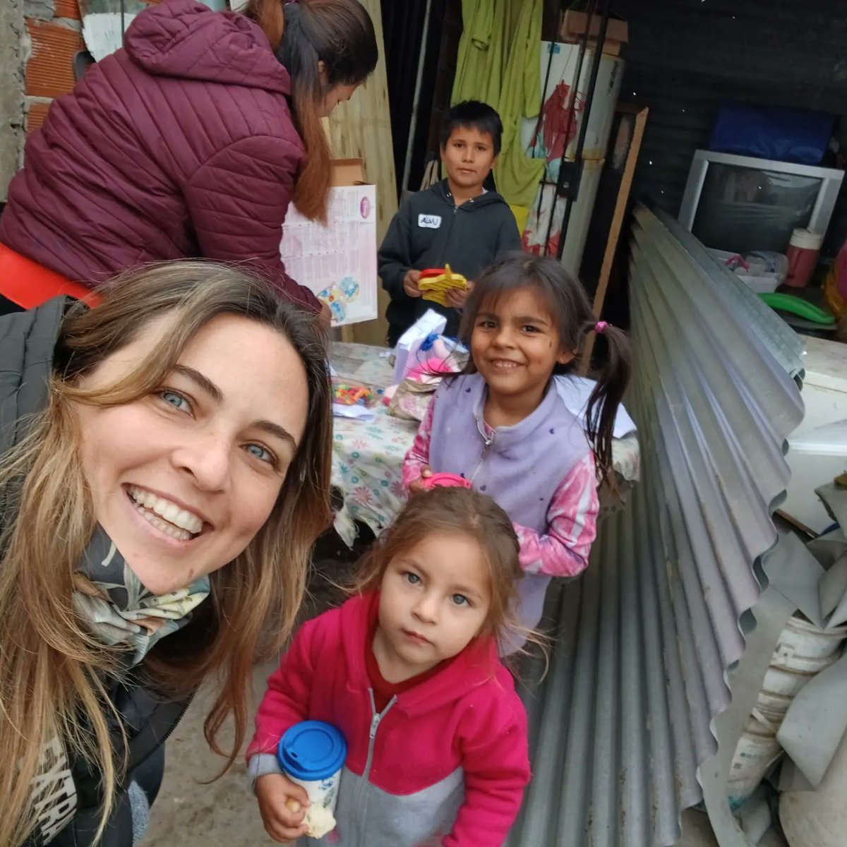 CaritoRondi's tweet photo. Hoy 4 familias más en Argentina disfrutan de su nuevo hogar! 🏡❤️🥥

Gracias @cocoscap @Techo por hacer de este fin de semana un momento inolvidable!

A seguir dando todo que #Argentina nos necesita! 🇦🇷 https://t.co/XM87OpqTQT