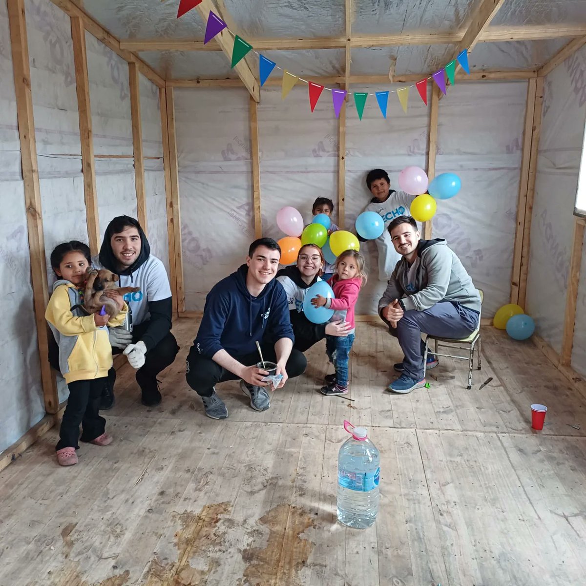 CaritoRondi's tweet photo. Hoy 4 familias más en Argentina disfrutan de su nuevo hogar! 🏡❤️🥥

Gracias @cocoscap @Techo por hacer de este fin de semana un momento inolvidable!

A seguir dando todo que #Argentina nos necesita! 🇦🇷 https://t.co/XM87OpqTQT