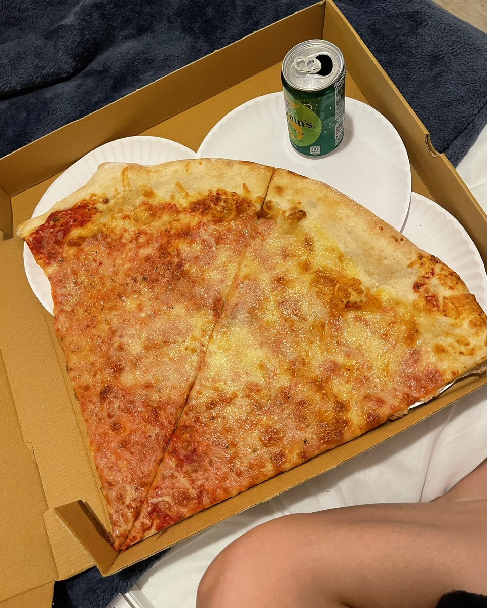 JessicaRealRose's tweet image. A slice from Benny’s is a slice from heaven *chefs kiss* 👌