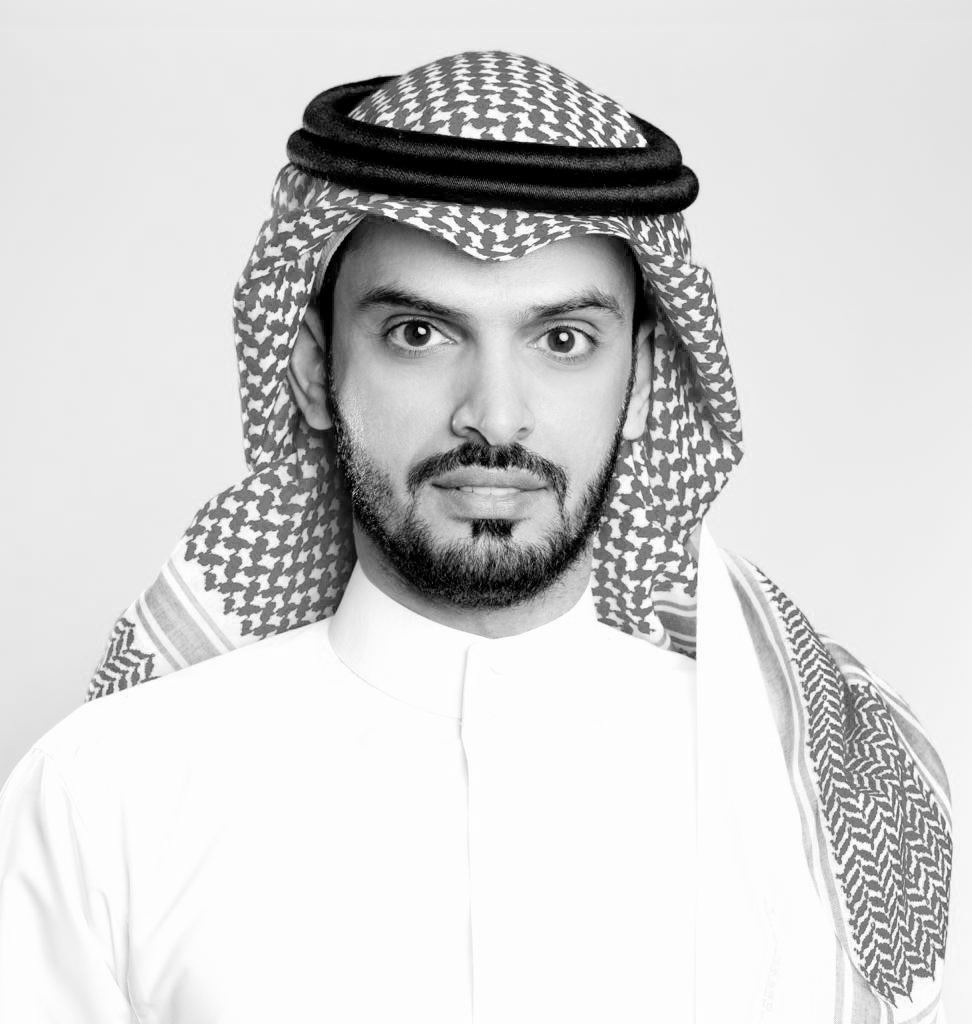 ajbr_1's tweet photo. تم مؤخراً إطلاق تطبيق برق @usebarq المملوك لشركة براق المالية.
تطبيق برق باختصار هو محفظة رقمية يظهر أنها مختلفة عن السائد خصوصاً فيما يتعلق بحد إضافة الأموال الشهري. بالنسبة لصفرية الرسوم على الحوالات المحلية والدولية لا تتعدى أن تكون مجرد تسويق لمحفظة ناشئة حيث لا يمكن لنموذج العمل بالرسوم المجانية لهذا النشاط أن يحقق الاستدامة حسب خبرتي المتواضعة في المحافظ الرقمية لكنني شخصياً أتوقع النجاح لهذه المحفظة لسبب واحد وهو ظهور اسم الأستاذ أحمد العنزي كمؤسس ورئيس تنفيذي لبراق المالية فمن هو أحمد؟
أحمد العنزي هو شاب يمتلك خبرة عريضة في القطاع المصرفي وبالتحديد في مجال الحوالات الدولية حيث تدرج في العمل في وحدة "إنجاز" لبنك البلاد حتى أصبح مديرها العام وهي التي كانت أفرعها تعج بطوابير المقيمين الراغبين بتحويل الأموال وتسيدت هذا المجال محلياً لسنوات لسببين رئيسيين أولهما تنافسية الرسوم وثانيهما الموثوقية العالية بفعل شراكتها القوية مع عملاق تحويل الأموال العالمي ويسترن يونيون WU.
هذا النجاح لأحمد قاد عملاق الاتصالات والتقنية في الشرق الأوسط مجموعة STC لاستقطابه في توجه منها للدخول في مجال التقنيات المالية ويدور في أروقة STC أن العنزي هو صاحب فكرة إنشاء محفظة STC pay بل أنه مهندس الصفقة لبيع ١٥٪ منها لويسترن يونيون ما جعل من STC pay سيداً جديداً لنشاط التحويل الدولي بلا منافس حقيقي حتى اليوم. انتهت مسيرة أحمد مع مجموعة STC بعد وصوله لمنصب الرئيس التنفيذي للشركة التابعة STC pay بفترة ليست بالطويلة. تحولت محطة أحمد الأخيرة مع المجموعة إلى بنك رقمي وأما هو فتحول إلى غريم ومنافس شرس بطموح لا أعتقد أنه سيتوقف إلا بتسيد برق فأينما يتجه أحمد ستتجه السيادة، دعونا ننتظر ونراقب.