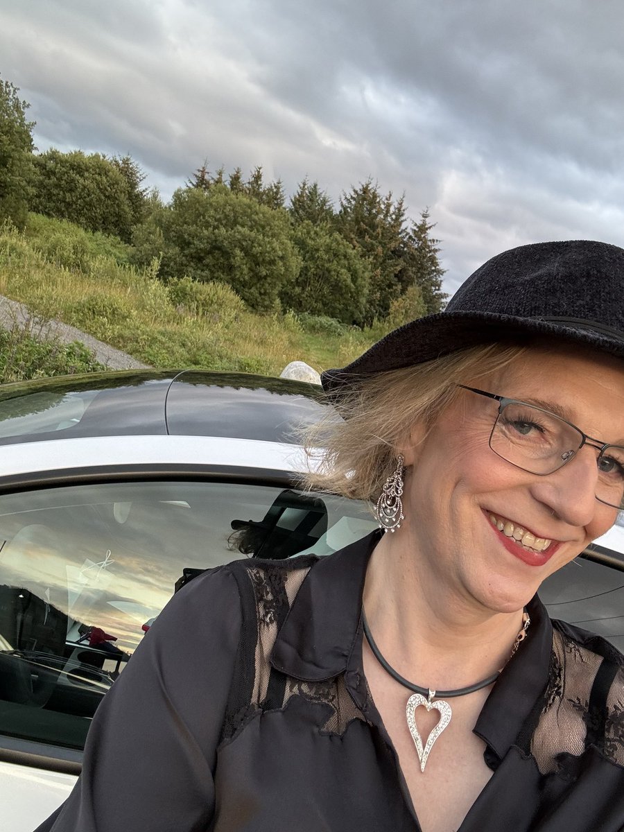 KlevTone's tweet photo. Når det gjelder risikoen ved å laste opp bilder av deg selv, spesielt som transkvinne, på en plattform som X, er det flere aspekter å vurdere:

### Generelle Risikoer:

1. **Feilaktig Flagg**: Algoritmer brukt til å identifisere sensitivt innhold kan noen ganger feilaktig flage bilder som ikke er sensitivt. Dette kan skyldes:

   - **Kontekstuelle Misforståelser**: Hvis bildet inneholder elementer som algoritmene assosierer med sensitivt innhold, selv om det er helt uskyldig, kan det utløse en advarsel.
   - **Overfølsomme Systemer**: For å unngå å la gjennom noe som kan være støtende, kan systemene være overfølsomme, noe som fører til feilaktige flagg.

2. **Brukerrapporteringer**: Hvis bildet ditt blir rapportert av andre brukere, uansett grunn, kan det føre til at plattformen ber om at du merker det som sensitivt. Dette kan skyldes misforståelse, fordommer, eller enkelte brukeres ønsker om å beskytte yngre brukere.

### Spesifikke Risikoer for Transpersoner:

- **Forhåndsdom**: Det er mulig at bilder av transpersoner blir flaged oftere enn andre på grunn av fordommer eller misforståelse om hva som anses som sensitivt innhold. Dette kan inkludere feilaktige antagelser om at transpersoner som viser seg selv i festkledning eller med sminke er "sensitivt" for noen.

- **Sikkerhet og Personvern**: For transpersoner, kan det være en risiko knyttet til personvern og sikkerhet. Å dele bilder kan potensielt føre til trakassering eller uønsket oppmerksomhet, spesielt hvis bildene blir merket som sensitivt, noe som kan trekke ekstra oppmerksomhet.

### Er det Vanlig?

- **Generelt**: For de fleste brukere, er det ikke vanlig at helt vanlige bilder av seg selv i festkledning blir merket som sensitivt, med mindre de inneholder noe som uttrykkelig kan anses som støtende eller inkluderer elementer som algoritmene feilaktig tolker.

- **For Transpersoner**: Det kan være mer vanlig på grunn av de nevnte fordommene eller feilaktige antagelser om hva som er sensitivt. Men, det er også viktig å merke seg at plattformens systemer ikke er designet for å diskriminere, men kan likevel ha den effekten på grunn av hvordan de er programmert eller hvordan brukerne rapporterer innhold.

### Konklusjon:

Selv om det ikke er vanlig at helt uskyldige bilder blir merket som sensitivt, kan det skje av flere grunner, inkludert feil i systemet, brukerrapporteringer, eller fordi bildet inneholder elementer som algoritmene feilaktig tolker som sensitivt. For transpersoner, kan det være en ekstra risiko på grunn av fordommer eller misforståelse rundt transidentitet. Hvis du mener at bildene dine er helt uskyldige, kan det være lurt å vurdere om du vil merke dem som sensitivt for å unngå potensielle problemer, eller om du vil kontakte plattformens støtte for å forstå hvorfor de ble flaged.