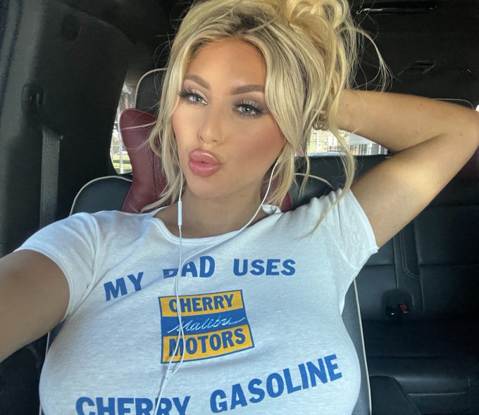 Watch Kayley Gunner's leaked NSFW photo on TwXstars