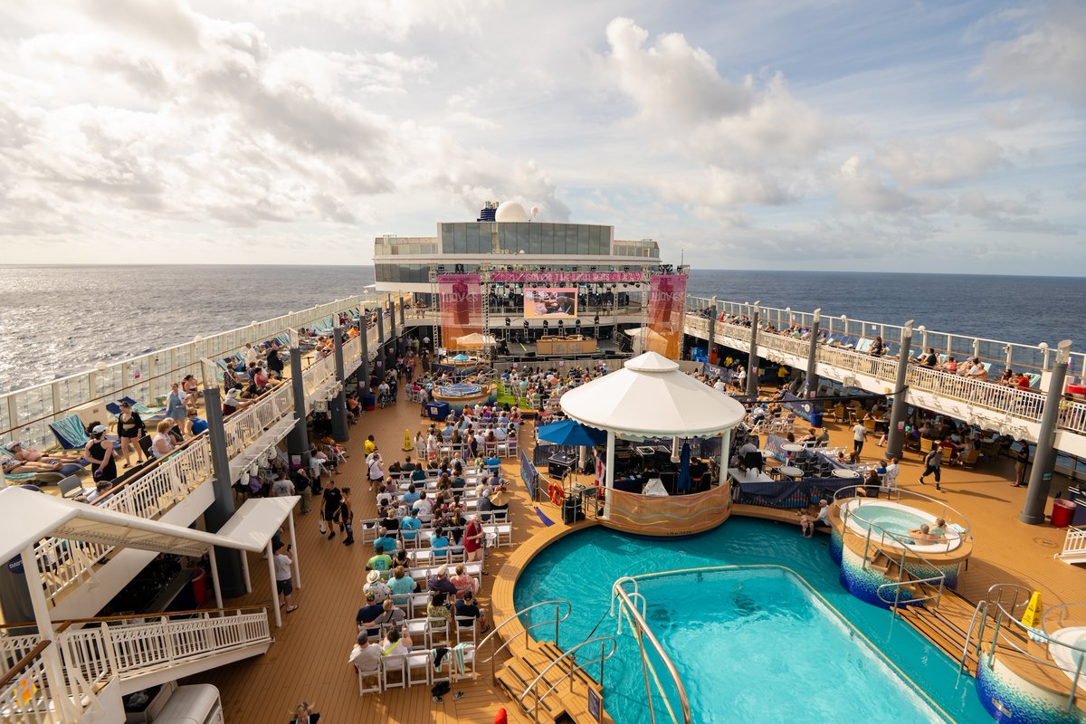 Cooking surrounded by waves, can you imagine any better? 🌊 Tag the chef you're dreaming to see take the main stage! 👀