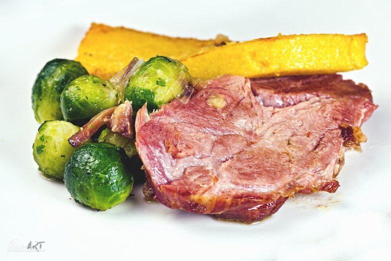 Surbraten mit Polenta klingt für manche befremdlich und unverständlich. Es handelt sich um eine Ausdrucksweise in Österreich und bedeutet nichts anderes als pökeln, einsalzen.

ZUM REZEPT: aufunsere.art/rezept/surbrat…

#rezept