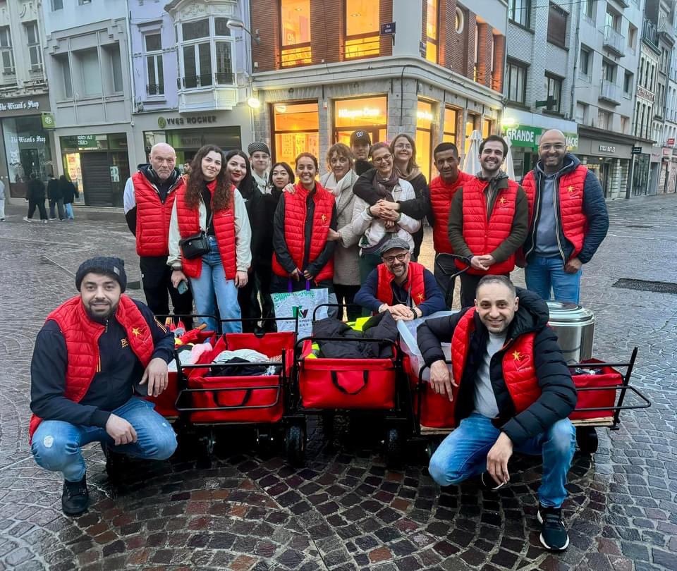 ElhossainAms's tweet photo. 🤗 Armés de thermos de café, de boissons fraîches, d'un repas chaud et de confiseries, nous parcourons les rues de Lille pour rencontrer nos amis de la rue.

❤️ L'essentiel est de prendre le temps de discuter, écouter, s'intéresser et partager autour d'un repas ou d'un café. https://t.co/R3yhXA5N5w