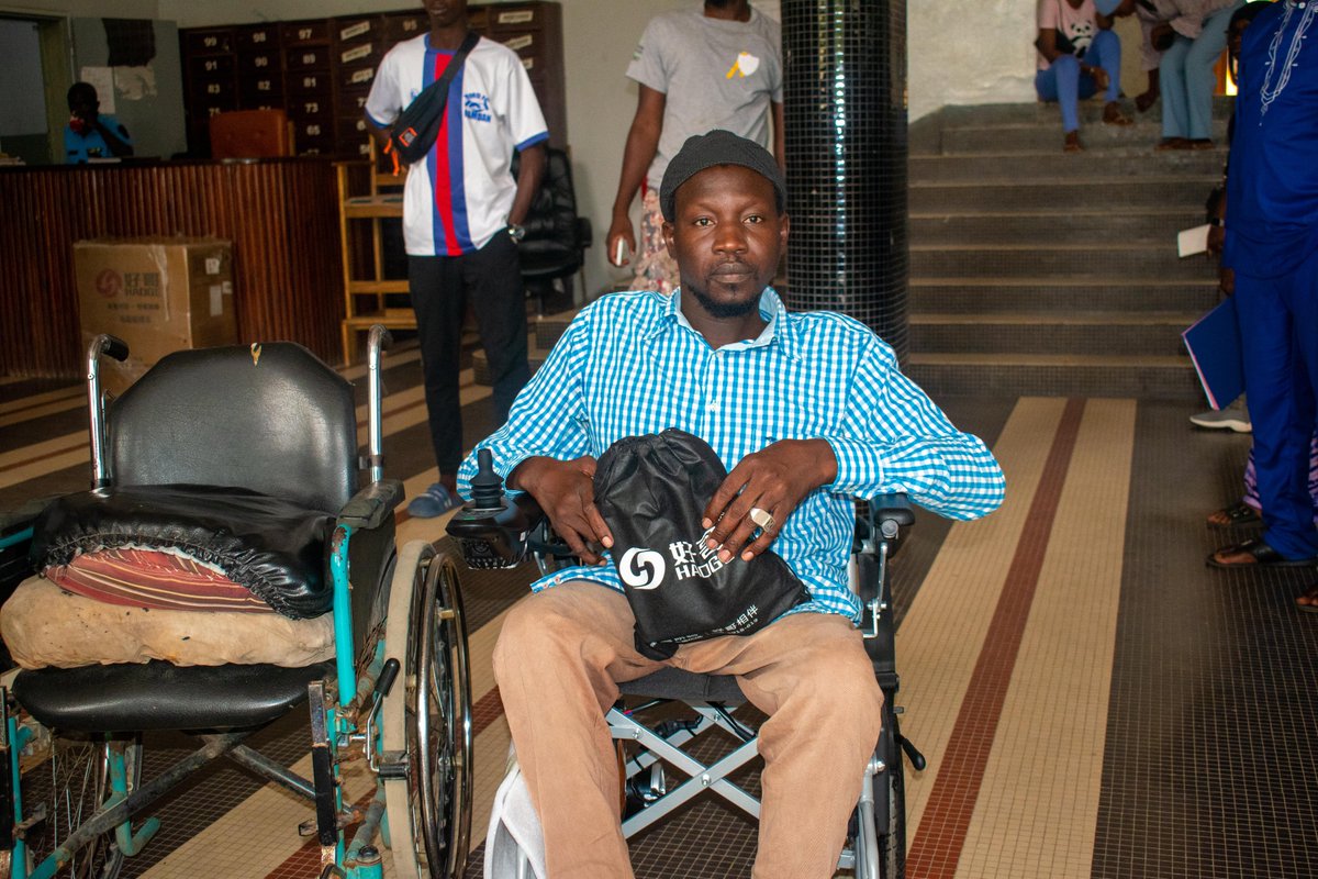 Retour en images sur la Séance de remise de don d’un fauteuil roulant électrique à la FST📷 !