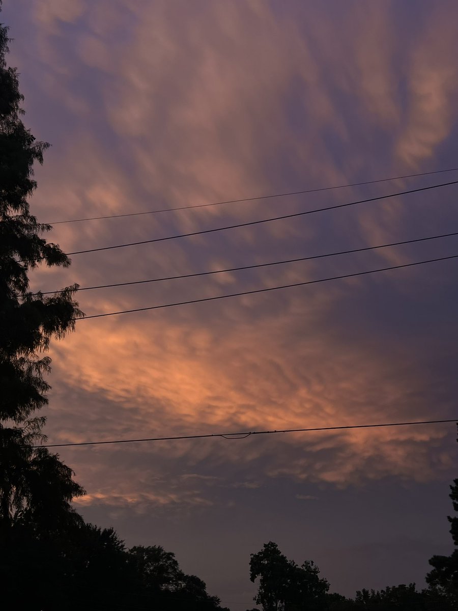 ashleyrussellwx's tweet photo. halting the silence to post sunset pics… 🫣🫣 https://t.co/2wM7eQpdzo
