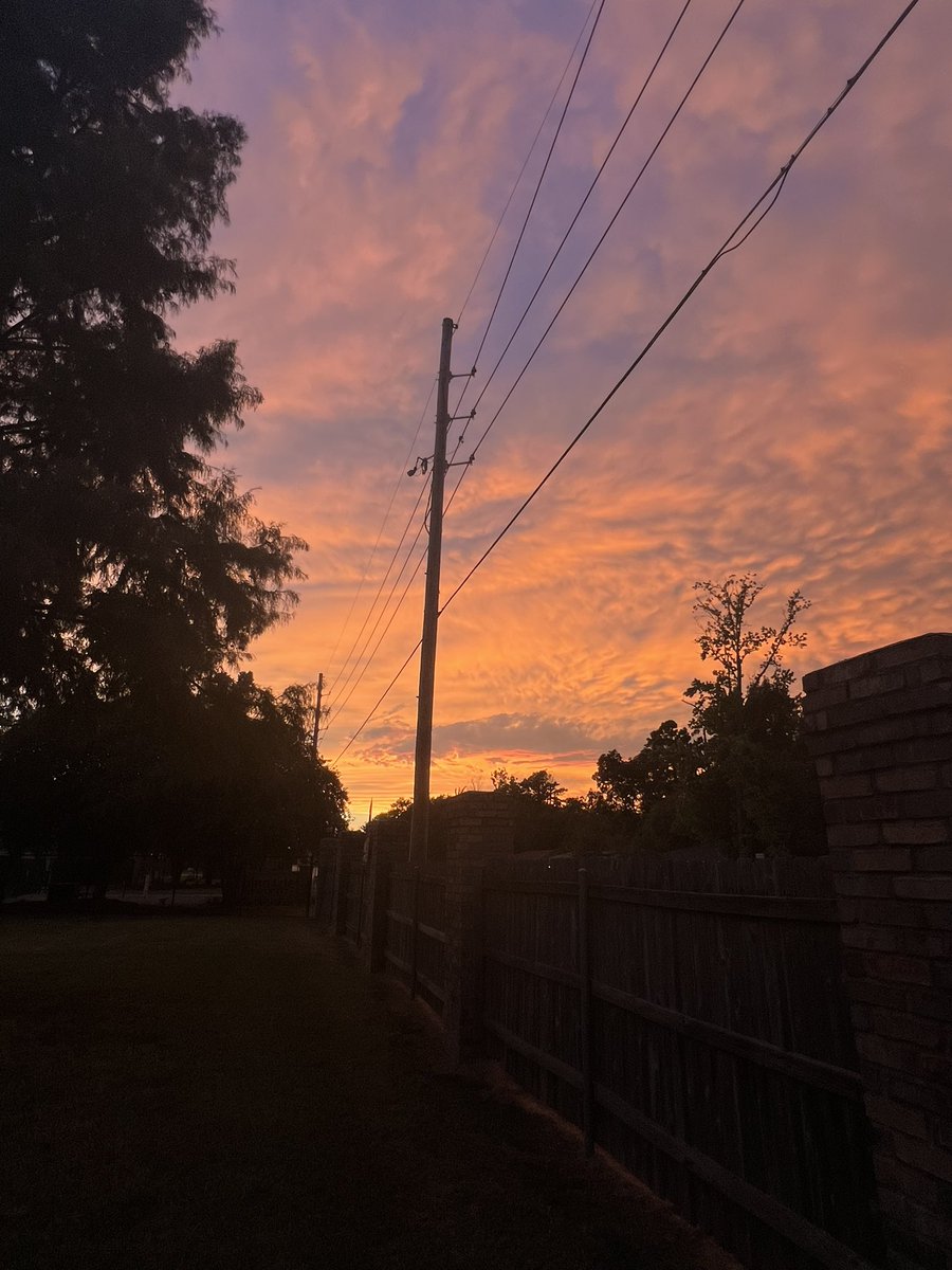 ashleyrussellwx's tweet photo. halting the silence to post sunset pics… 🫣🫣 https://t.co/2wM7eQpdzo