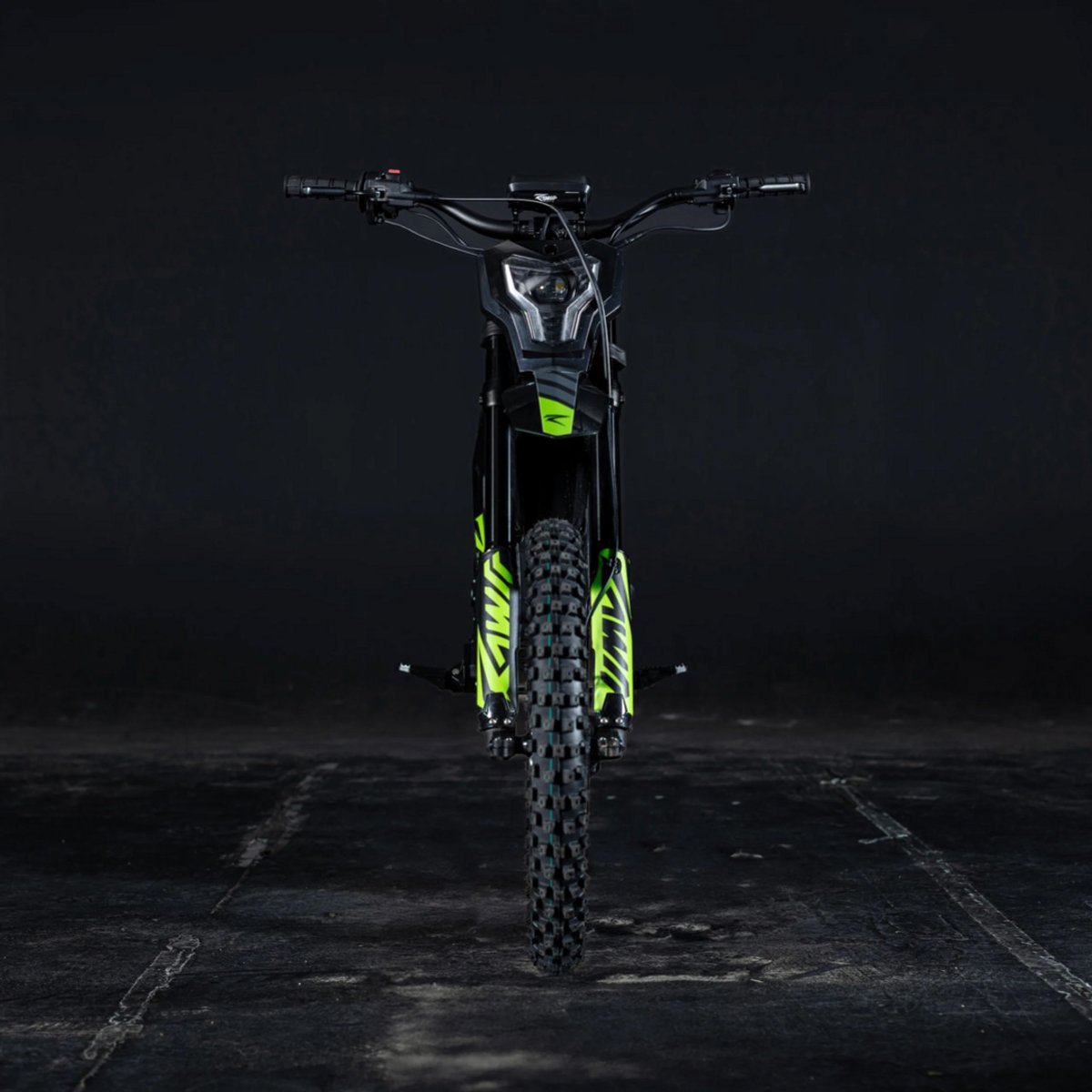 Motoclops's tweet image. Rawrr's new medium-sized bike, the Mantis X, has a 32-inch seat height, weighs 139 lbs with battery, great front-to-back balance, an LCG for quick transitions, and a solid top speed of 50MPH!

Shop Yours ➡️ motoclops.com/rawrr-mantis-x/
-
-
#MotoClops #Rawrr #MantisX #ebike