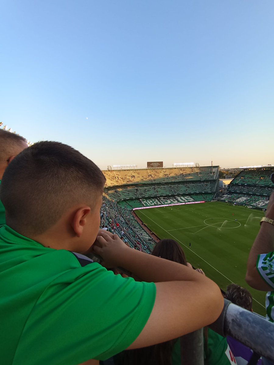 MaycaRocha's tweet photo. Mi hijo autista y su ilusión era entra en el campo y poder disfrutar de un partido aunque le gustaría poderse hacer una foto con Joaquín y siker si alguien lo podría ayudar 🙏 https://t.co/zwXl9pKRMz