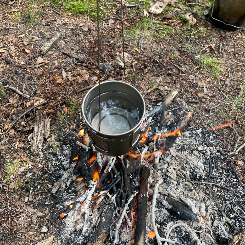 forestfundament's tweet photo. New product alert! 🚨 Introducing the TrailGrip Pot Hanger! 

For years, I used old steel cables to hang pots and pans in the field, constantly tweaking them. What began as a personal DIY project has evolved into a quality piece of gear. https://t.co/zmOFzYDla6