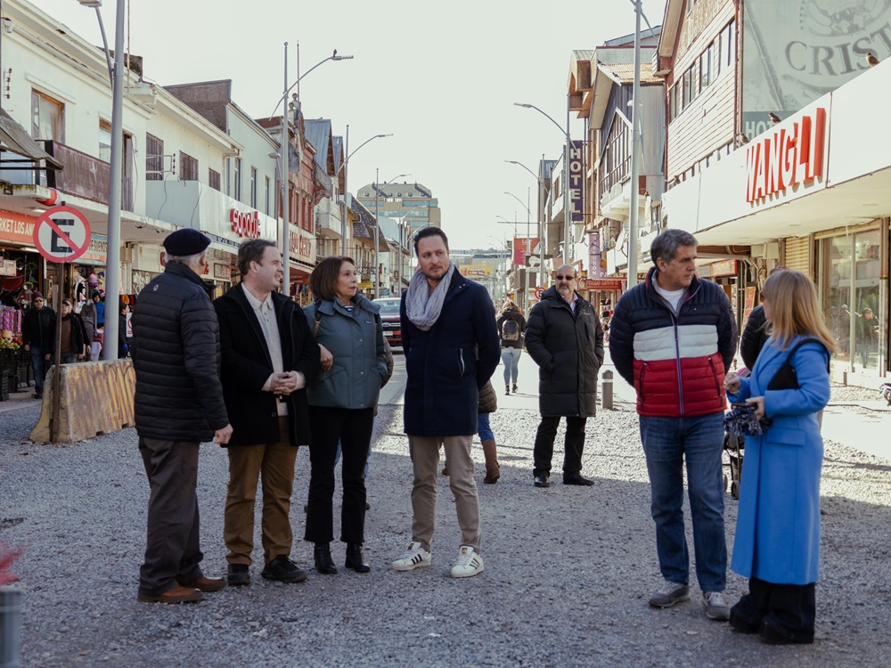 Con el candidato a Gobernador Regional Alejandro Santana recorrimos calle Varas para conversar, una vez más en terreno, sobre cómo el retraso de las obras tiene angustiados a cientos de comerciantes establecidos. Recibimos el apoyo mayoritario de quienes confían en