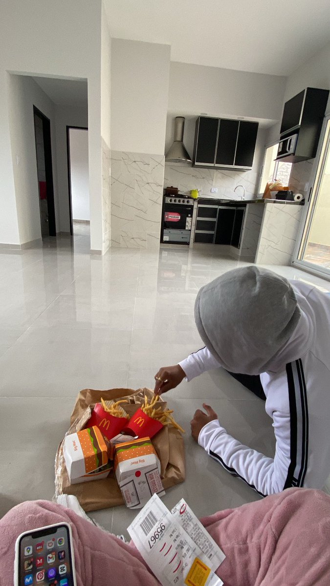 Sin nada pero el mac no falta y mi compañero🙌🏻🥹