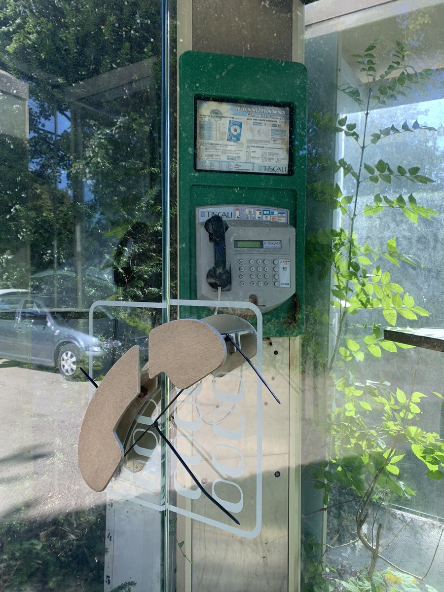 EllenvanHeek's tweet photo. Ik: wat is dit?
15yo: een belkamer ofzo?
๐
#telefooncel #nabijverleden https://t.co/6cXmqsoi3J
