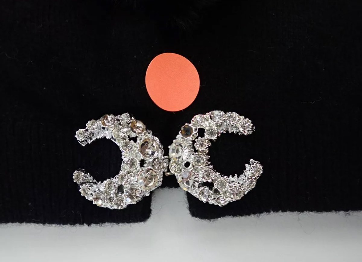 ANTHROBIMBO's tweet photo. LOOK AT THE DOUBLE MOON BUTTONS https://t.co/QJ5hKV8Km4