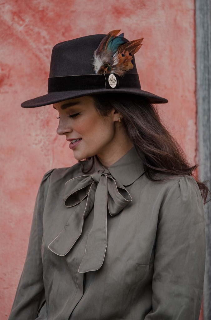 A fedora to last the time 🤎. ⁠
Our Chelsworth Fedora features a velvet band, with a full cluster of superior feathers. ⁠

#hicksandbrown