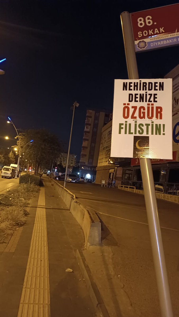 7hilaldiyarbakr's tweet photo. YediHilal Derneği Diyarbakır Şubesi Diyarbakır’ın işlek caddelerindeki trafik ışıklarına ve levhalarına Gazze konulu yazılı pankartlar asarak sürücülerin ve yayaların dikkatini çekmeyi , İsrail’in soykırım saldırılarına karşı duyarlılık oluşturmayı hedefledik #FilistiniUnutma https://t.co/2gRDaZViuf