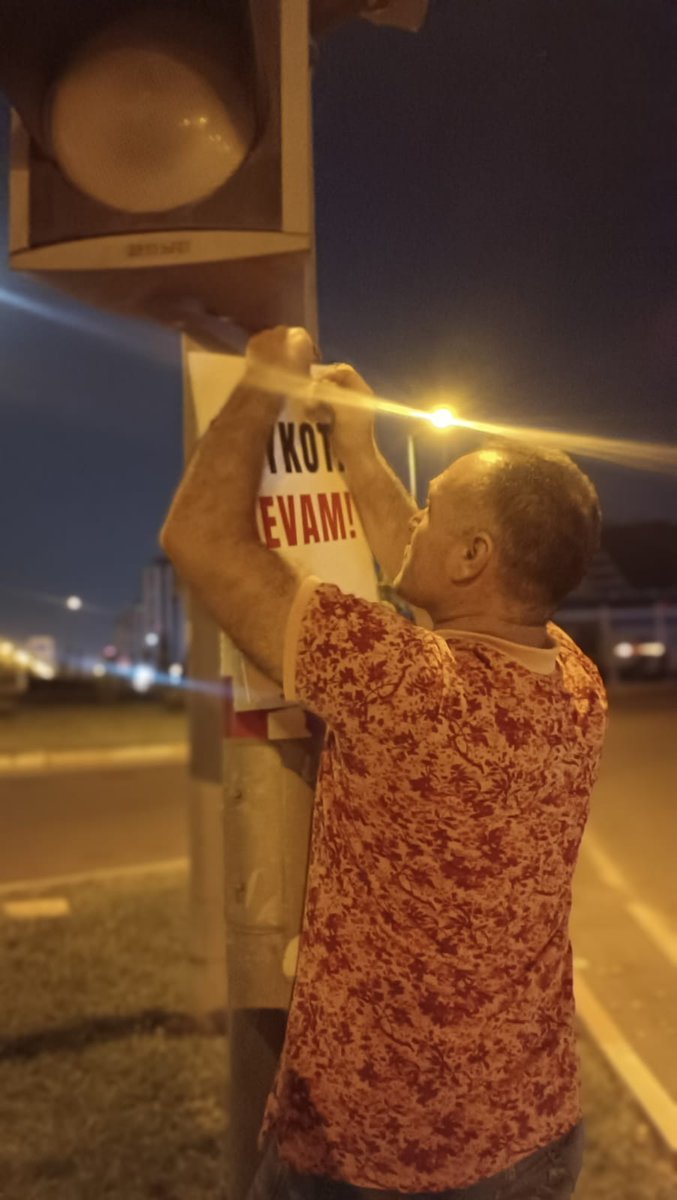 7hilaldiyarbakr's tweet photo. YediHilal Derneği Diyarbakır Şubesi Diyarbakır’ın işlek caddelerindeki trafik ışıklarına ve levhalarına Gazze konulu yazılı pankartlar asarak sürücülerin ve yayaların dikkatini çekmeyi , İsrail’in soykırım saldırılarına karşı duyarlılık oluşturmayı hedefledik #FilistiniUnutma https://t.co/2gRDaZViuf