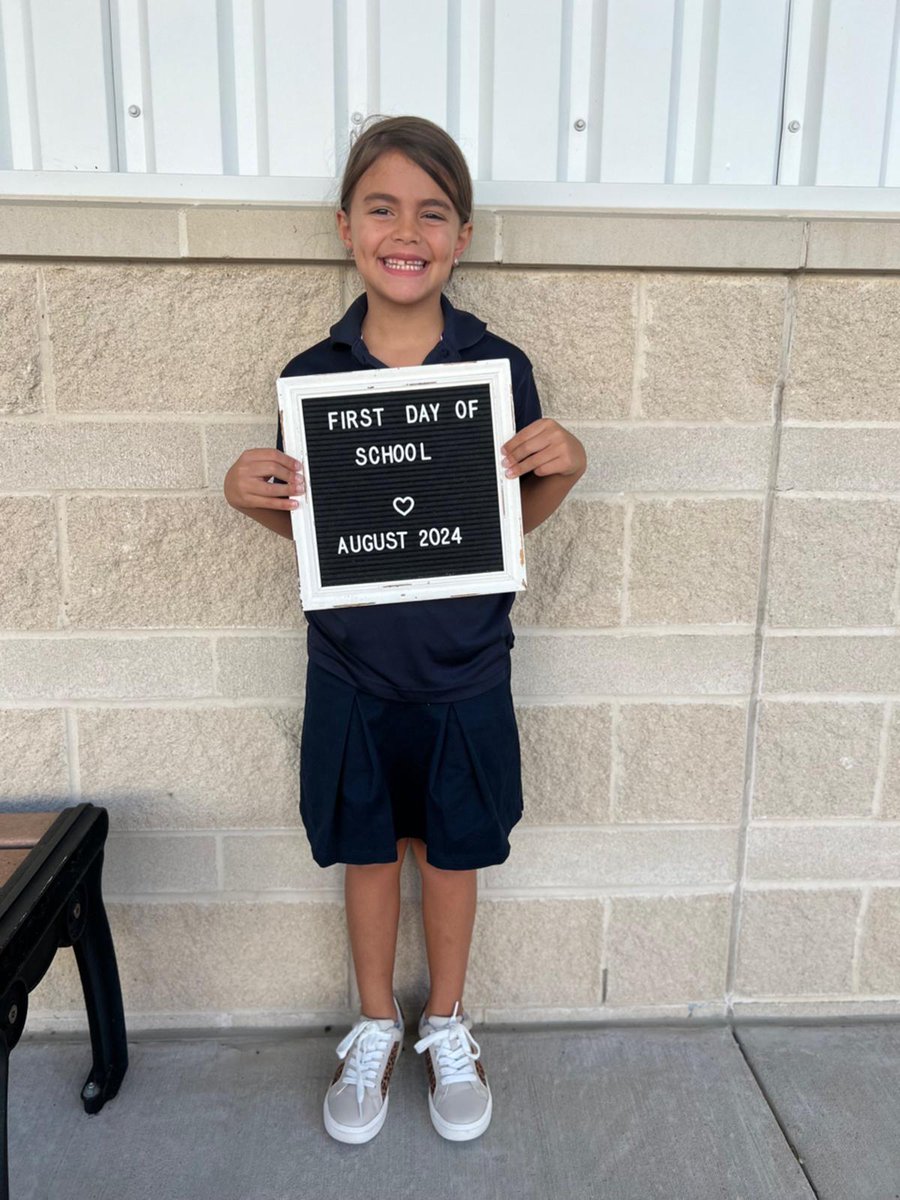 MontessoriHTX's tweet image. Our hearts are full as we welcomed back our #LowerElementary #students last week for the #firstdayofschool!🌟 We&apos;re thrilled to have our #classrooms buzzing w/#energy &amp;amp; #curiosity once again. Here&apos;s to a year filled with #learning, laughter, &amp;amp; new experiences! 💼🍎

#BackToSchool