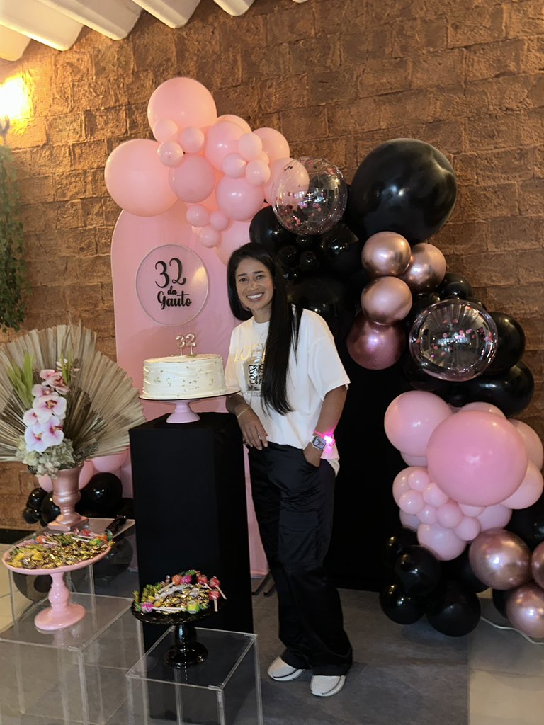 Sobran palabras de agradecimiento en esta etapa de mi vida ,primero que todo a Dios por permitirme disfrutar de cada día y cada momento ,a mi familia por el apoyo de siempre y a todas las personas que suman en mi vida! 
32 floridos años cumplidos 🙌🏻❤️
Gracias infinitas 🙏