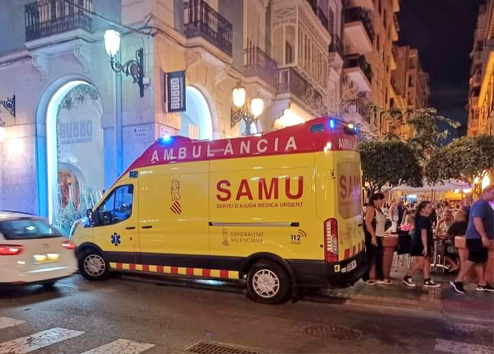 Tremendo lo que pasa en Alicante con el beneplácito del PP:
Sábado 21,30h, ambulancia del SAMU no pudo pasar a c/Castaños a recoger un enfermo.
Creíamos que una ambulancia es prioritaria, pero unas mesas y sillas de bar están por encima de una urgencia de vida.
¡¡¡DE VERGUENZA!!!