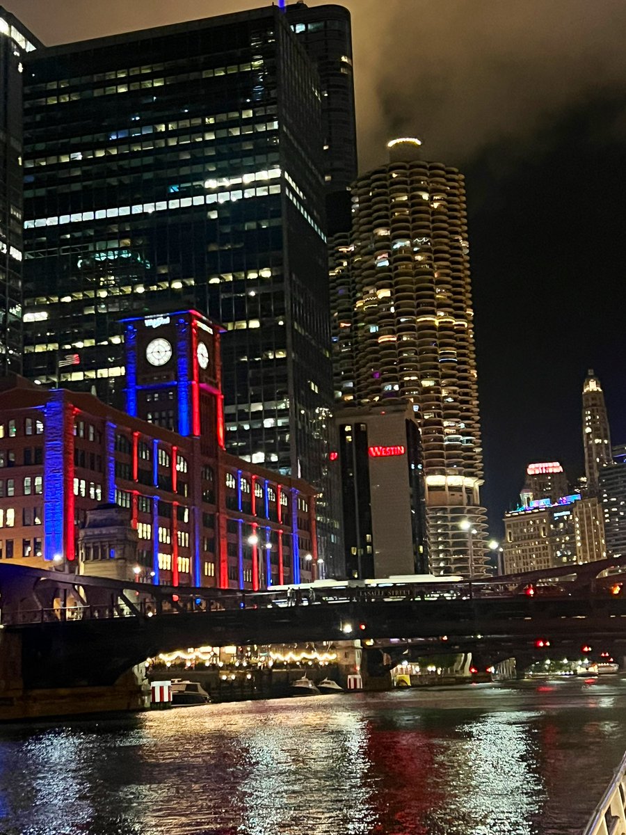 TracyW95's tweet photo. Beautiful week in Chicago and last night Chicago looked perfect @ChiRiverwalk @MerchandiseMar #ArtOnTheMart
#DNCConvention2024 https://t.co/PqOLYshBpA