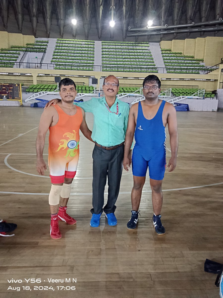 VeereshN15359's tweet photo. 17.18 ಮತ್ತು 19 ರಂದು ಬೆಂಗಳೂರಿನ ಕಂಠೀರವ ಕ್ರೀಡಾಂಗಣದಲ್ಲಿ ನಡೆದ ಕರ್ನಾಟಕ ರಾಜ್ಯ ಸರ್ಕಾರಿ ನೌಕರರ ರಾಜ್ಯ ಮಟ್ಟದ ಕ್ರೀಡಾಕೂಟದಲ್ಲಿ 77kg ಕುಸ್ತಿ ವಿಭಾಗದಲ್ಲಿ ನಾನು ಮತ್ತು 67kg ಕುಸ್ತಿ ವಿಭಾಗದಲ್ಲಿ ರವೀಂದ್ರ ಅಲ್ಲಾಪುರ ಇಬ್ಬರು ಪ್ರಥಮ ಸ್ಥಾನ ಪಡೆದು ರಾಷ್ಟ್ರ ಮಟ್ಟಕ್ಕೆ ಆಯ್ಕೆಯಾದ ಕ್ಷಣ https://t.co/BXxEaURVWq