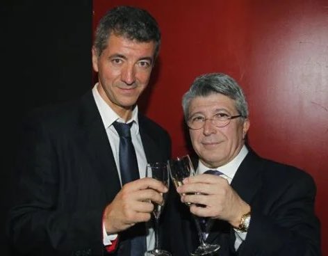 atletico442's tweet photo. El verano de estos dos no tiene ningún tipo de sentido:

- Se tiran dos meses enteros sin mover una uña.
- Fichan a Sorloth, Le Normand y Julián Álvarez en una semana.
- Engañan al Chelsea con Samu y le terminan enchufando a João Félix por 60 merluzos.

Directores de borrachera. https://t.co/AgOb2DqO8d
