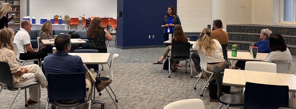 YourIndySchools's tweet photo. Welcome new staff! A great morning of introductions and tour of all three school buildings. Our new staff especially enjoyed the school bus ride through the City of Independence to IPS! #iPride https://t.co/ulomvhE2iJ