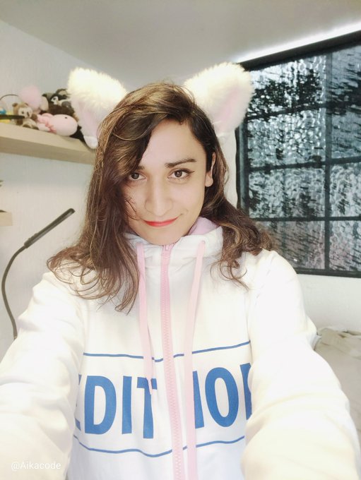 Entre m&aacute;s cosas blancas me pongo m&aacute;s Neko trap me veo https://t.co/laiYqpua24