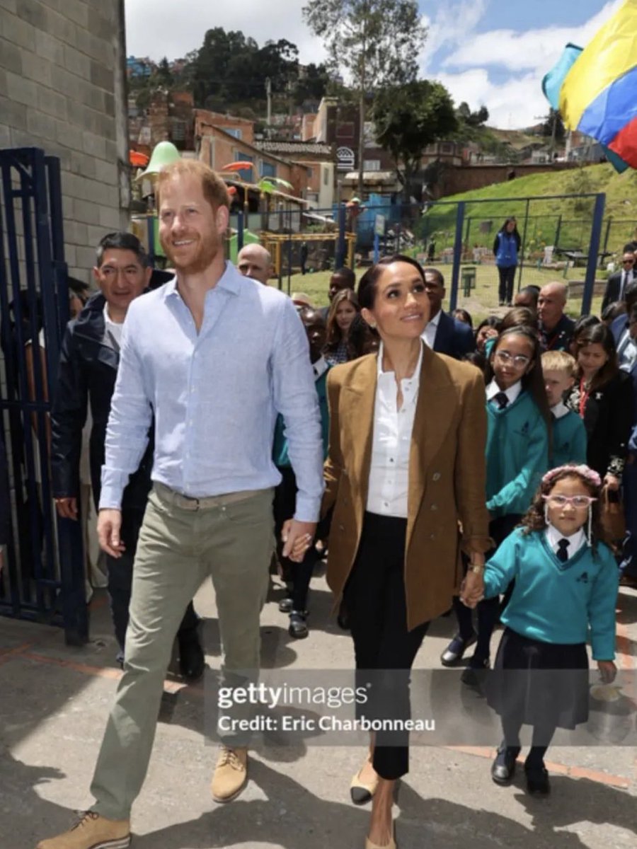 GladysDLourdes's tweet photo. I’m definitely keeping this moment 💎🩵👧🏽
#HarryandMeghaninColombia 🇨🇴 #AChapterOfJoy 
🎨 @IamNoyes
📸 Erik Charbonneau https://t.co/nIr1zCSaYL