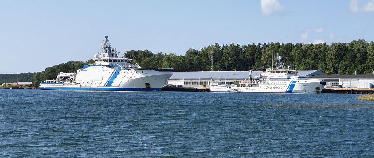 MikkoJSimola's tweet photo. Tänään komentajan tarkastuskierroksella Suomenlahden @Merivartiosto'n läntisellä operaatiosuunnalla. Hyvät keskustelut Lappohjan ja Hangon #merivartio'asemien ammattilaisten kanssa. #Valmius, ammattitaito ja asenne kunnossa. 🌊🛥 https://t.co/QW7hHwvLBq