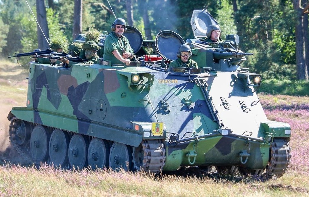bukanero101's tweet photo. Todo vale, mejor que ir en una "bukhanka"👍
🇸🇪🫂🇺🇦
🇸🇪 El gobierno sueco entregó el paquete número 16 de ayuda militar a Ucrania, que incluye el vehículo blindado de transporte de tropas Pansarbandvagn 302.
#LetsSupportUkraineUntilVictory https://t.co/IJtqMxpwmv
