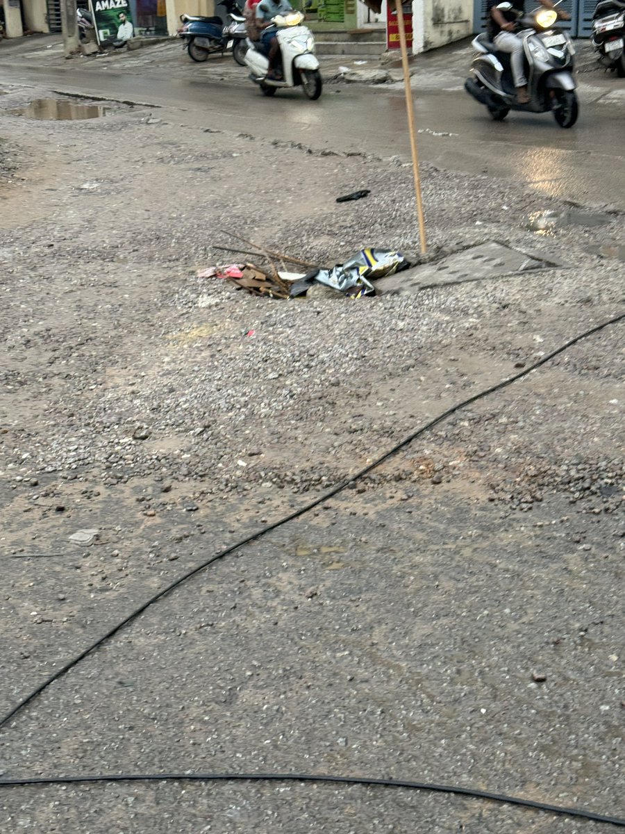 Sudhanshu120987's tweet photo. We are inviting some serious accidents… some action to be taken urgently considering the public safety @CommissionrGHMC @TelanganaCMO complete road is like sewerage and turning point opposite to Dream-valley manikonda is very dangerous, requesting immediate support 🙏🏻 https://t.co/NVfS1SmHom