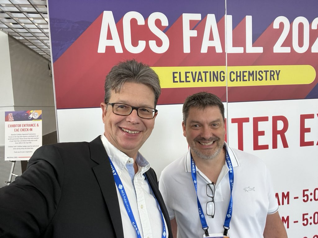 #ACSFall2024 meeting in Denver is a great place to connect with other scientists and friends - here Thomas Riedl, @ACSAMI journal editor