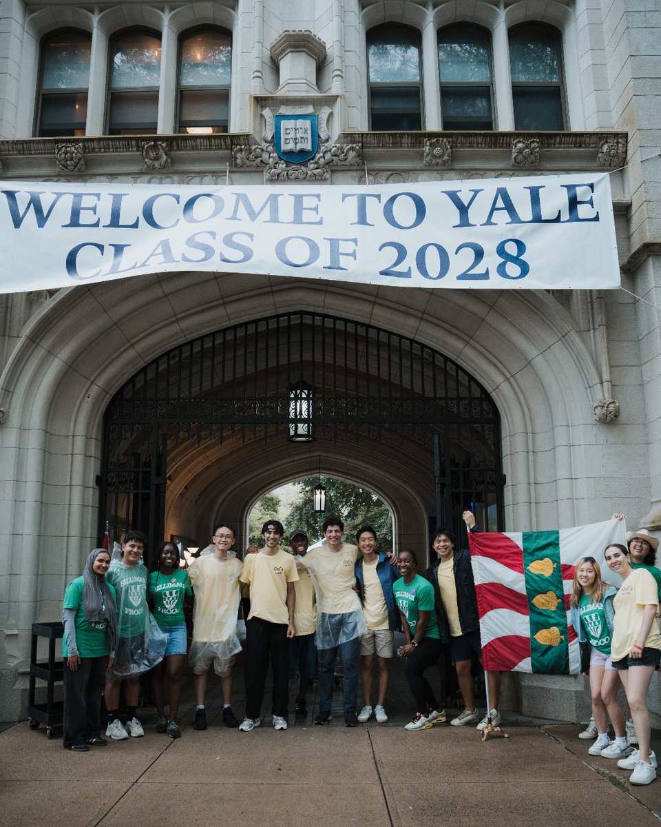YaleAlumni's tweet photo. Welcome back, Yalies!! A little rain couldn't stop this weekend's move-in day festivities. Students have returned to campus, eager to start the new academic year and connect with fellow members of the Yale community. 

📸: Gavin S. #YaleAlumni https://t.co/43OGoRmUTD