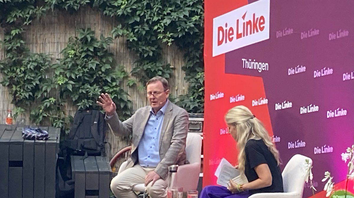 „Wir brauchen eine solidarische #Rente. Es ist ein Skandal, dass ältere Menschen Flaschen sammeln gehen müssen“, sagt <a href="/bodoramelow/">Bodo Ramelow</a> in #Erfurt bei #RamelowUnterwegs. #linke #TeamRamelow