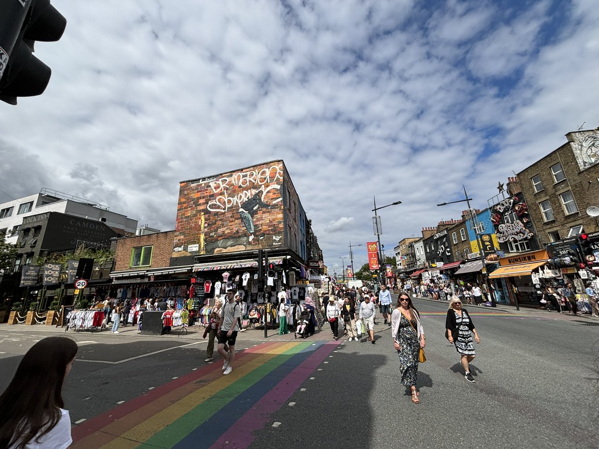 Huguesdld's tweet image. Londres est une ville très calme et secure 💂🏼‍♂️💂🏼‍♂️💂🏿‍♂️