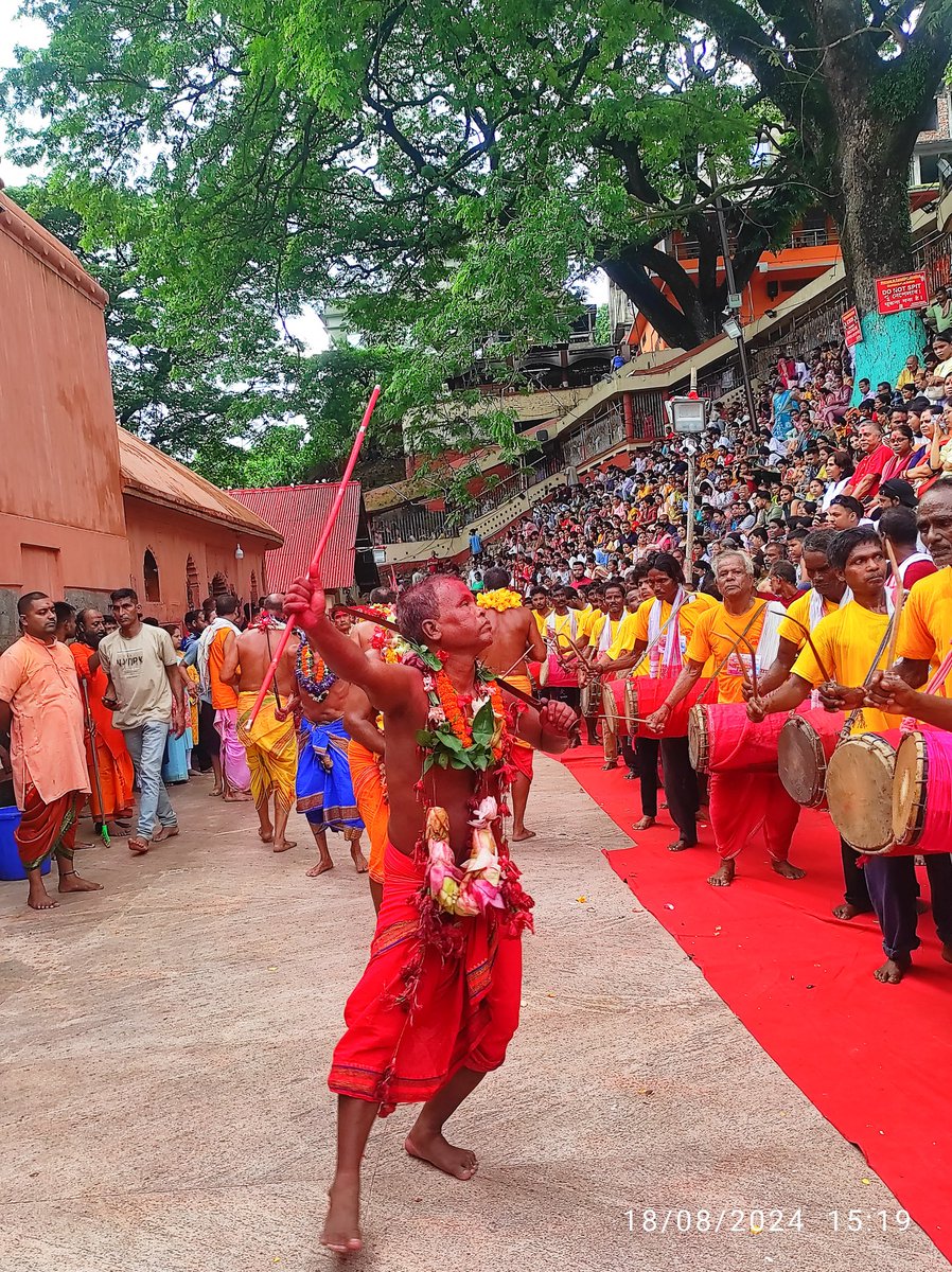 KamakhyaTemple1's tweet image. Devadhwani Nritya in the beat of Dhol (Drum) during the #Deodhani_Mahotsav at the KAMAKHYA TEMPLE from 17th to 19th August, 2024 🥁🪘
-The Deodhani Festival is dedicated to Serpent Goddess Kamakhya🙏

Photo Courtesy- @SubhamKumarIn

#DeodhaniUtsav #KamakhyaTemple