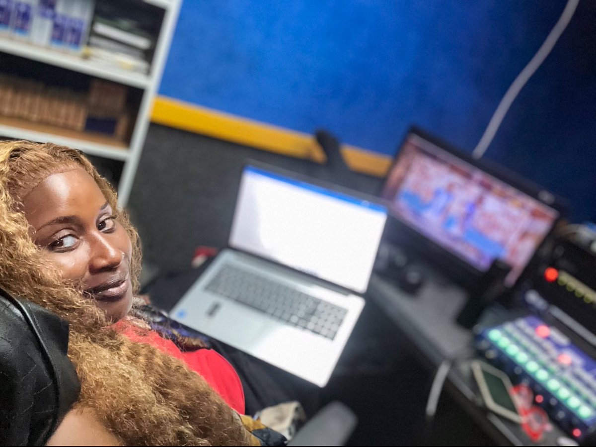 OfficialSuo's tweet image. Two Frames.
Same Story.
I don resume for tonight’s office space… all eyes on King’s Power Stadium where I go be your #OfficialPidginCommentator as Leicester City kick off their first game at home against an inspired Tottenham Hotspur. ⚽️ 
Game will be up @SuperSportTV 203
Change…