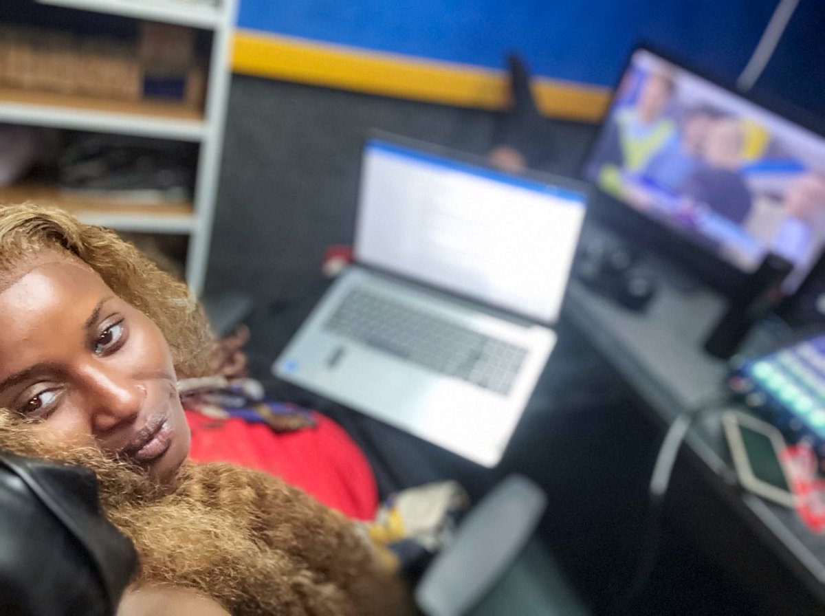 OfficialSuo's tweet image. Two Frames.
Same Story.
I don resume for tonight’s office space… all eyes on King’s Power Stadium where I go be your #OfficialPidginCommentator as Leicester City kick off their first game at home against an inspired Tottenham Hotspur. ⚽️ 
Game will be up @SuperSportTV 203
Change…