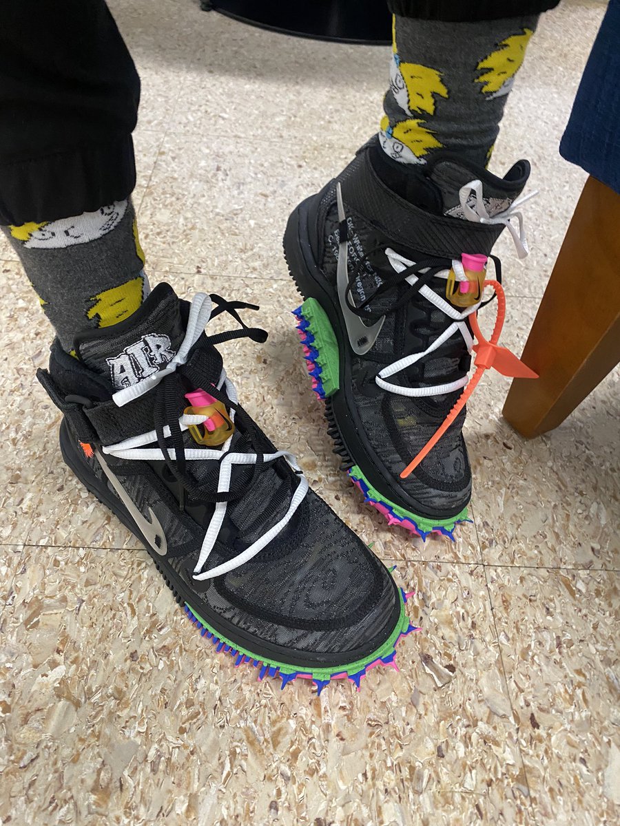 PinkArrogance's tweet photo. Happy Monday #workfeets #thesocks #HeyArnold #nothingwrongwMids 😊

KOTD 👟: Nike Off-White AF1 Mid BLK https://t.co/5c1YGjeqAg