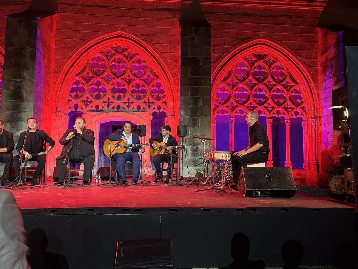 PaulYourBluff's tweet image. Estoy en España para La Festival de la Bulería con mi papa la guitarrista de Flamenco, Ronald Radford ¡Un viaje de mi vida! ¡Que magíca!