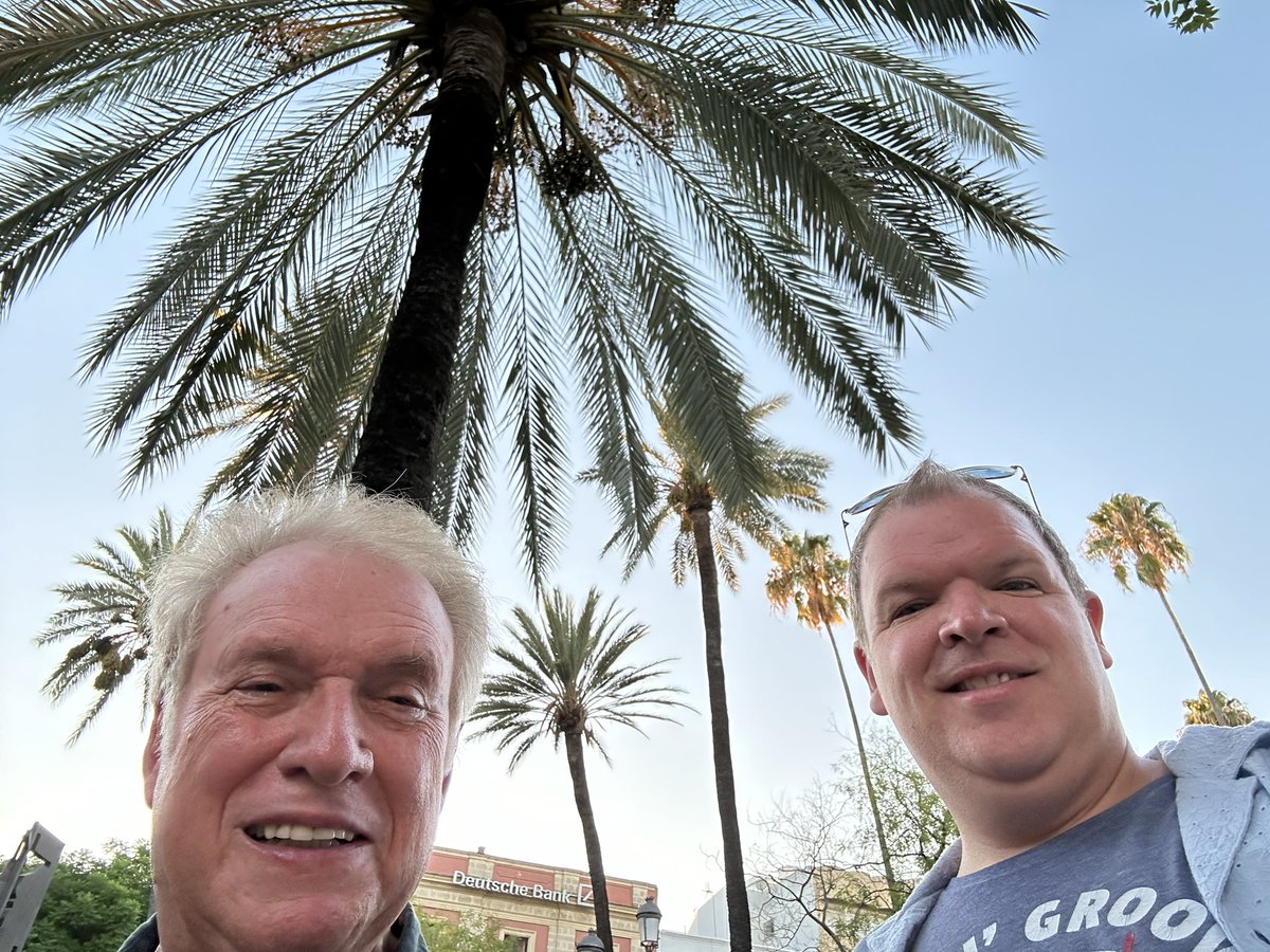 PaulYourBluff's tweet image. Estoy en España para La Festival de la Bulería con mi papa la guitarrista de Flamenco, Ronald Radford ¡Un viaje de mi vida! ¡Que magíca!