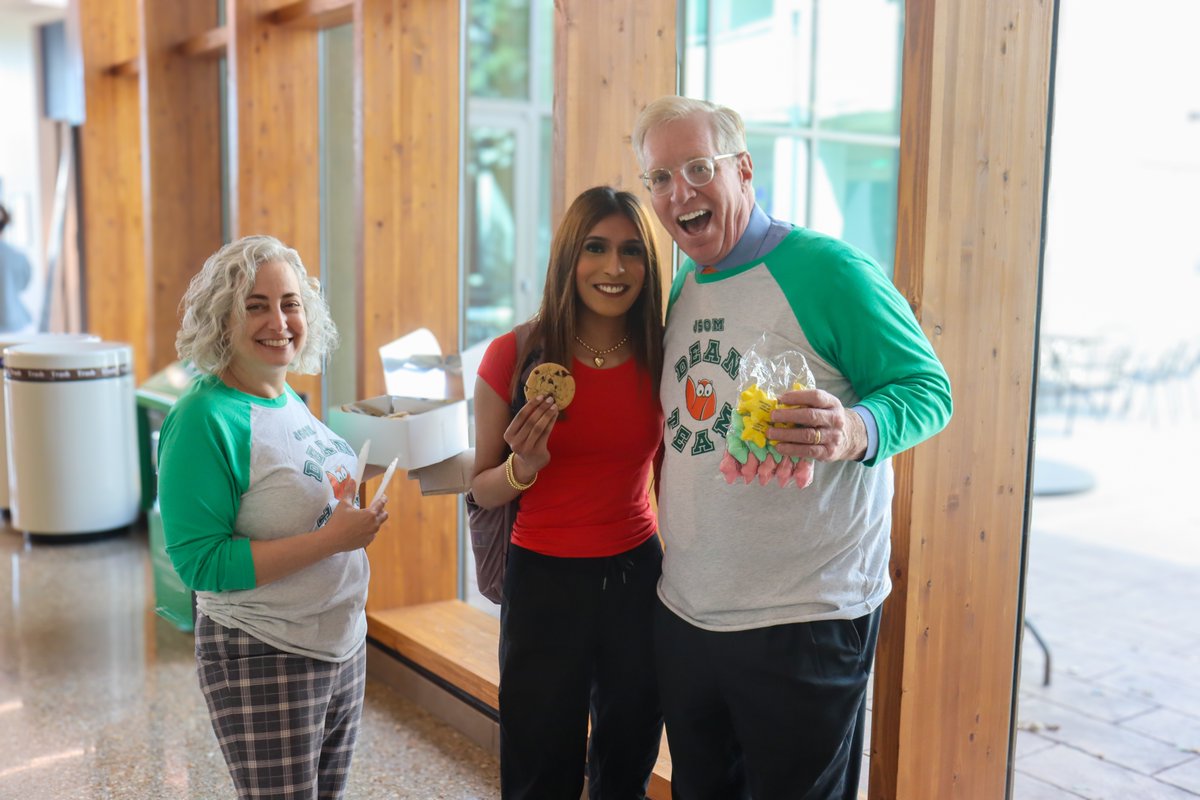 jindal_utdallas's tweet photo. Welcome Week at JSOM is off to a sweet start! 🍪 Our amazing deans are handing out freshly baked cookies to welcome everyone back.

Were you able to get a cookie? If not, don't worry—they’ll be out again at 2 PM to share more! #JSOM https://t.co/lYlHmb6kL2
