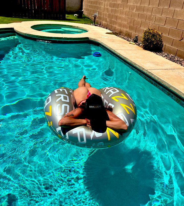 I need someone to rub oil on my back… pool party gear at 
@officialzzstore !! https://t.co/eLVvYDeP5
