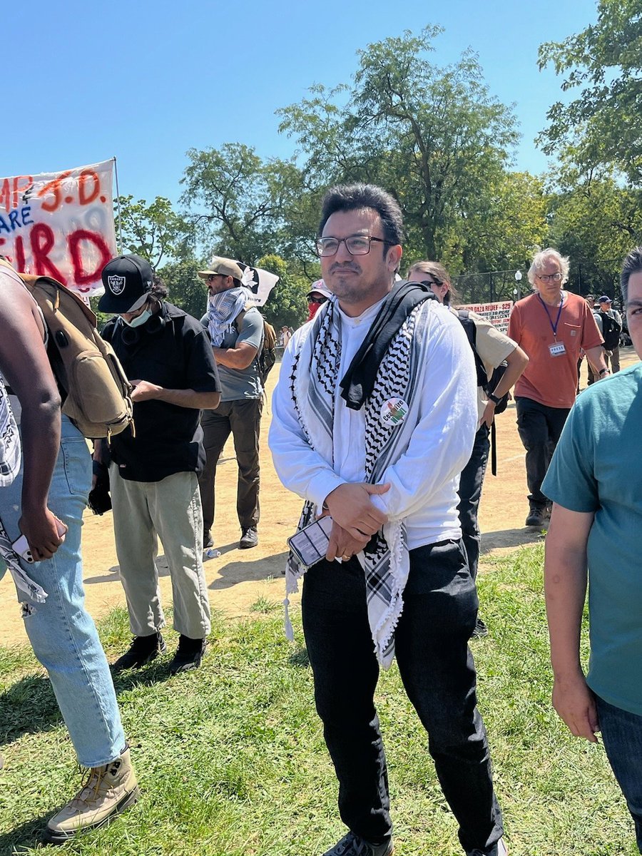 ChicagoContrar1's tweet photo. Not too terribly surprising to see @ChicagosMayor's choice for Zoning chair, Byron Sigcho-Lopez, stick his head out of the sewer to mingle with flag burners, socialists, communists, anti-Semites, Antifa, anarchists, radicals, and freaks at Union Park today. https://t.co/Ae5GaSFBJk