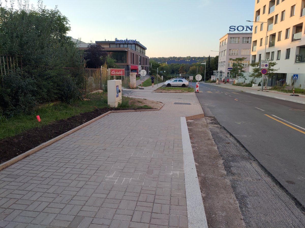 SkolaPesky's tweet photo. To se hned tak neokouká. Možná sem začnou jezdit i turisti.
Urbanismus level Praha 9!
I když oni už vlastně jezdí, zaberou i místo pro invalidy, když jsou víkendový blešáky... https://t.co/3cqLYEsOAN