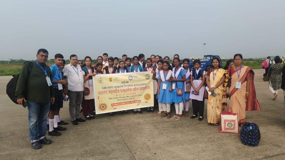 SumitaPatri's tweet photo. Five students and one teacher of Budharaja Govt. High School Sambalpur travelled to New Delhi and participated in the Raksha Bandhan program in Rashtrapati Bhawan. Thanks to Government of Odisha, OSEPA and DEO Madam for giving this great opportunity and experience to the students https://t.co/NsVCmFM5Av