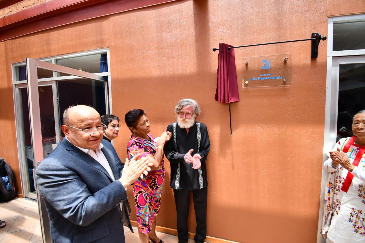 ciesas's tweet photo. @INAHmx @CarlosMacias_ Develación de la placa del Auditorio del #CIESAS222 en honor a Luis Reyes. 🕊️ https://t.co/0UslJ0yckN